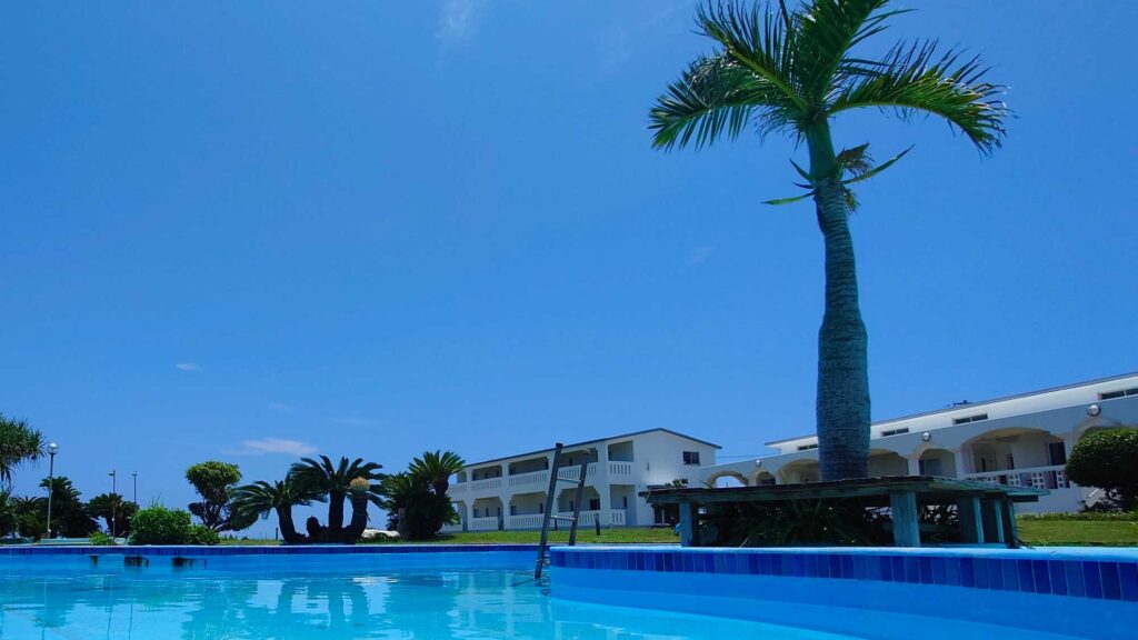 プールとヤシの木と青い空